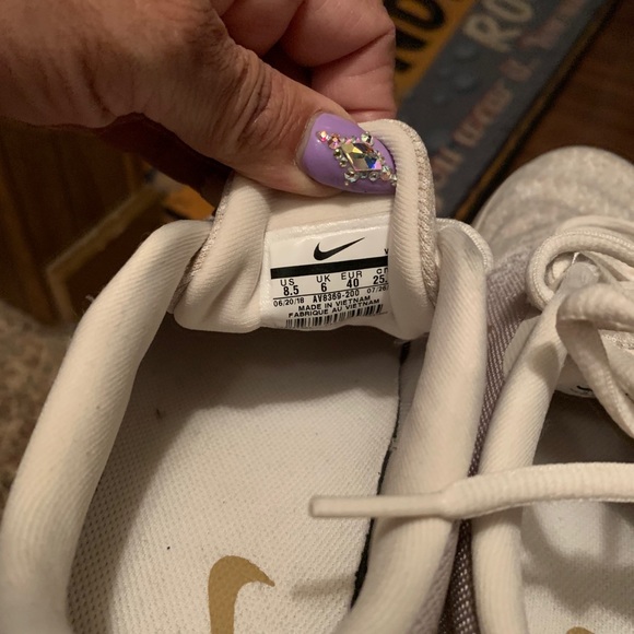 Nikes tan & gold size 8,5 great condition - Picture 3 of 3